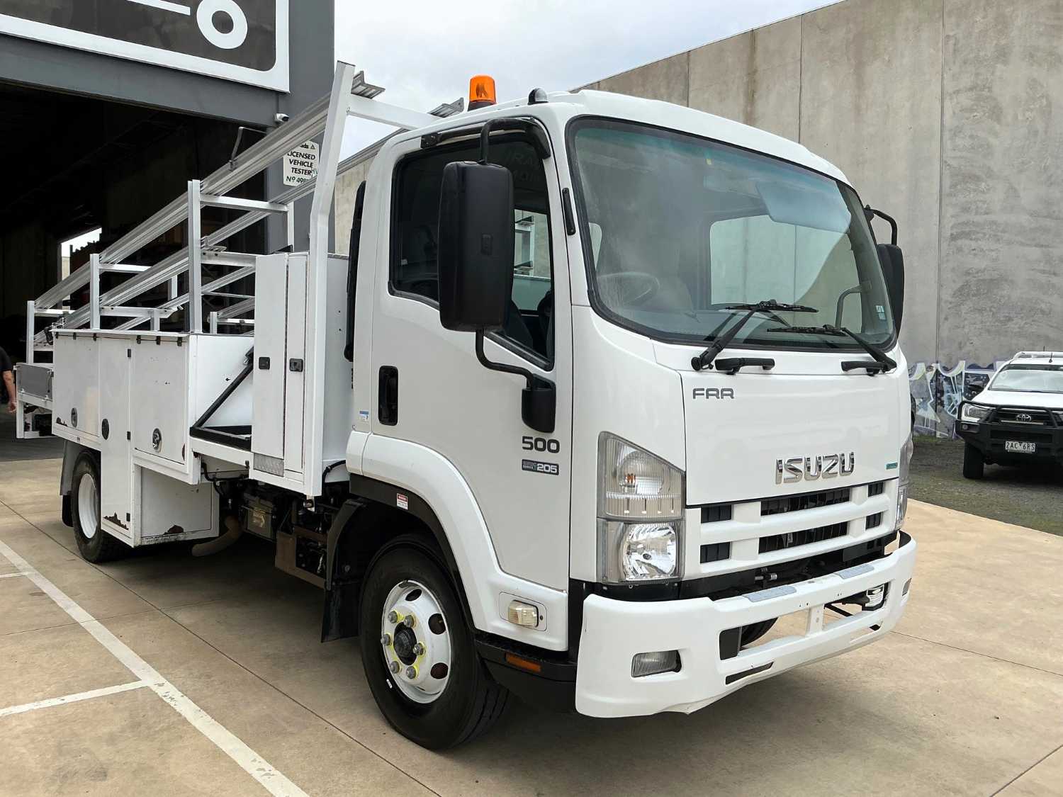 2011 ISUZU FRR500 SERVICE BODY