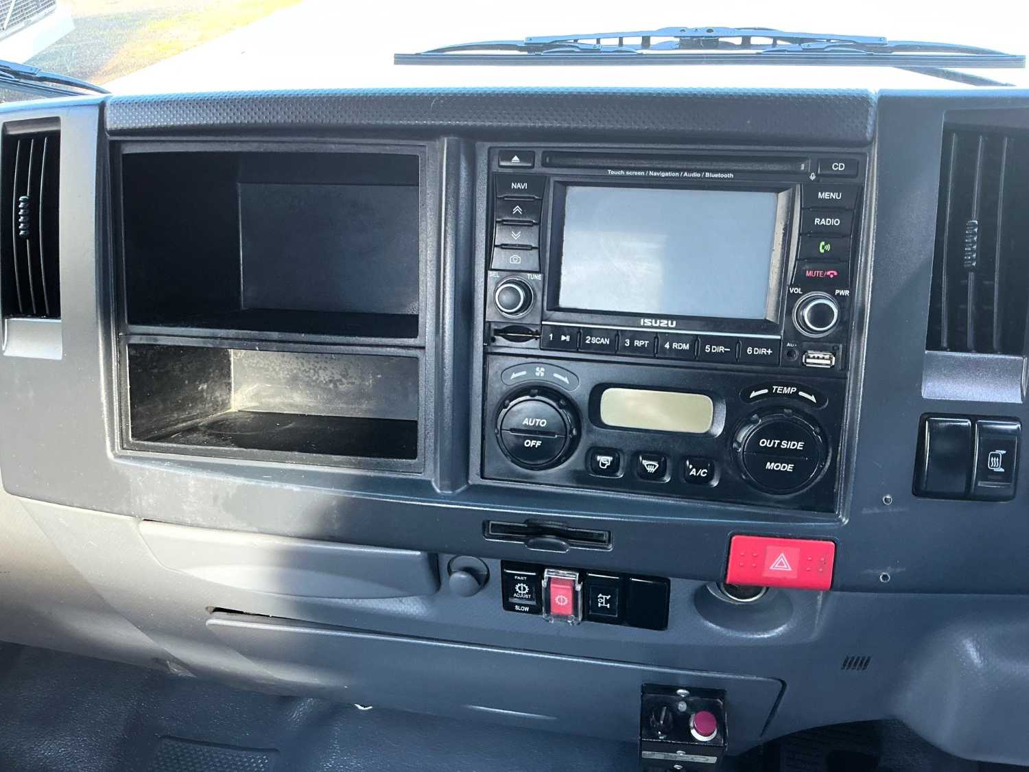 2012 ISUZU NPR300