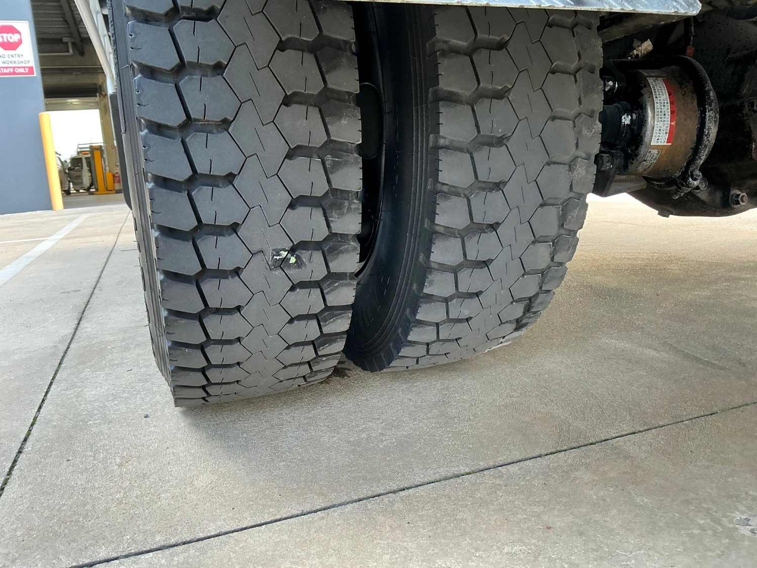 2016 HINO 500 TRAY