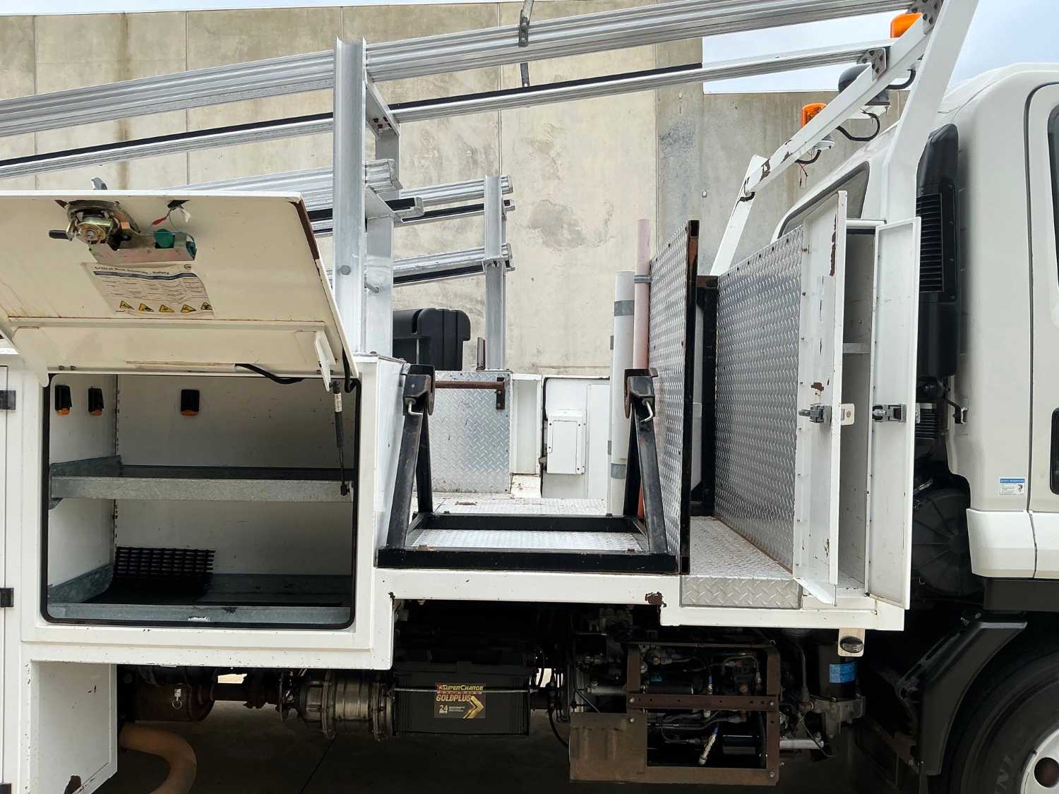 2011 ISUZU FRR500 SERVICE BODY