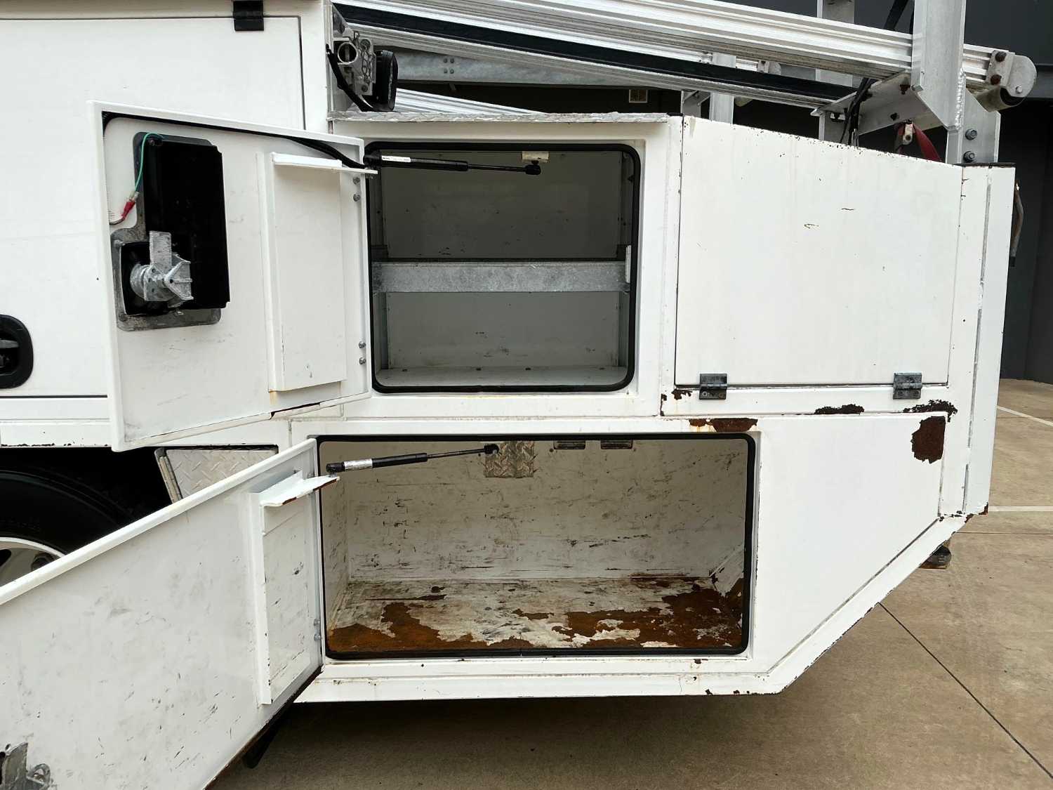2011 ISUZU FRR500 SERVICE BODY