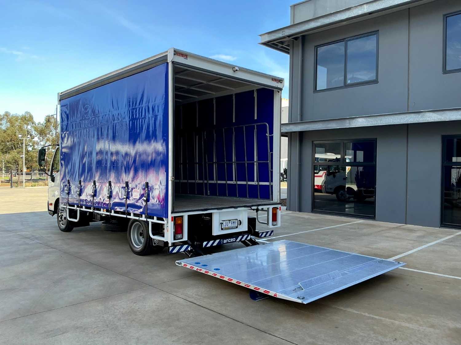 2017 HINO 300 CURTAINSIDER