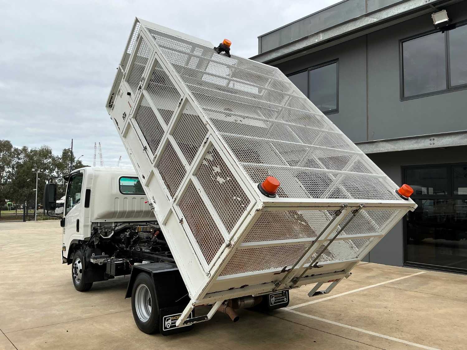 2014 ISUZU NPR200 TIPPER