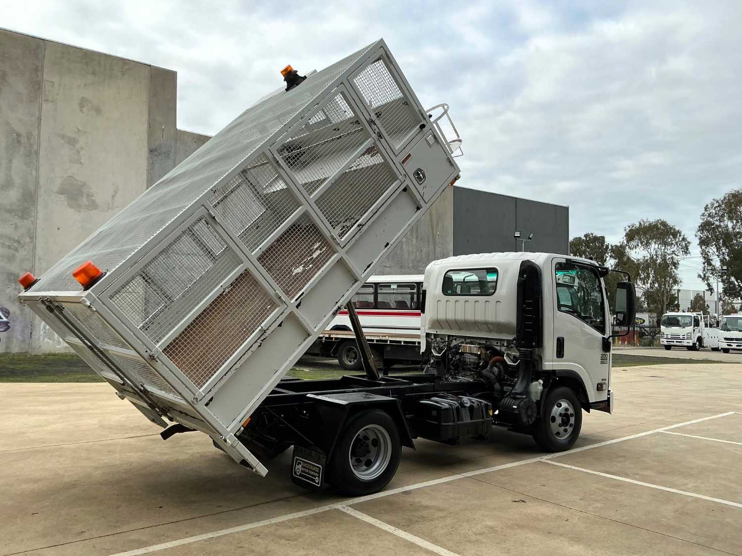 2014 ISUZU NPR200 TIPPER