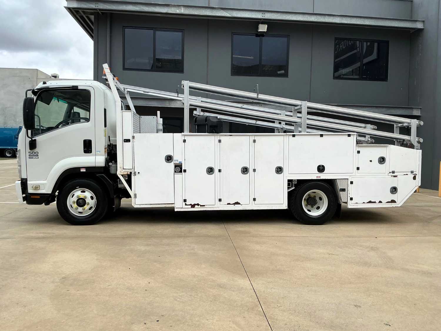 2011 ISUZU FRR500 SERVICE BODY