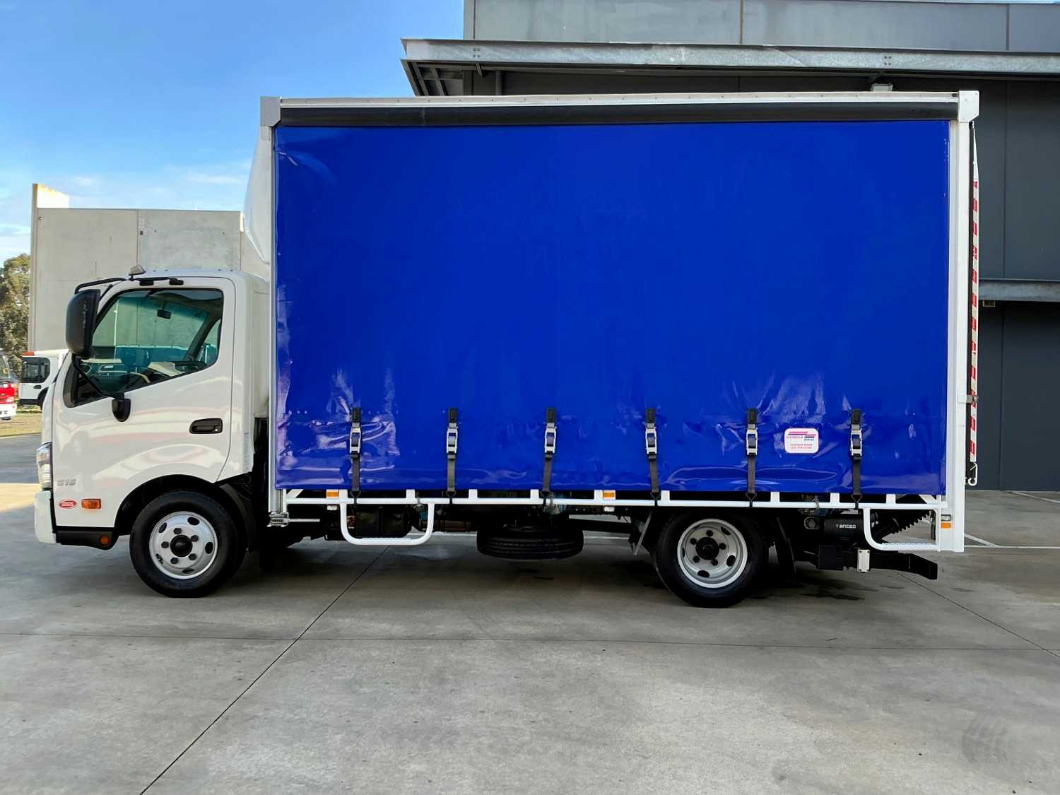 2017 HINO 300 CURTAINSIDER