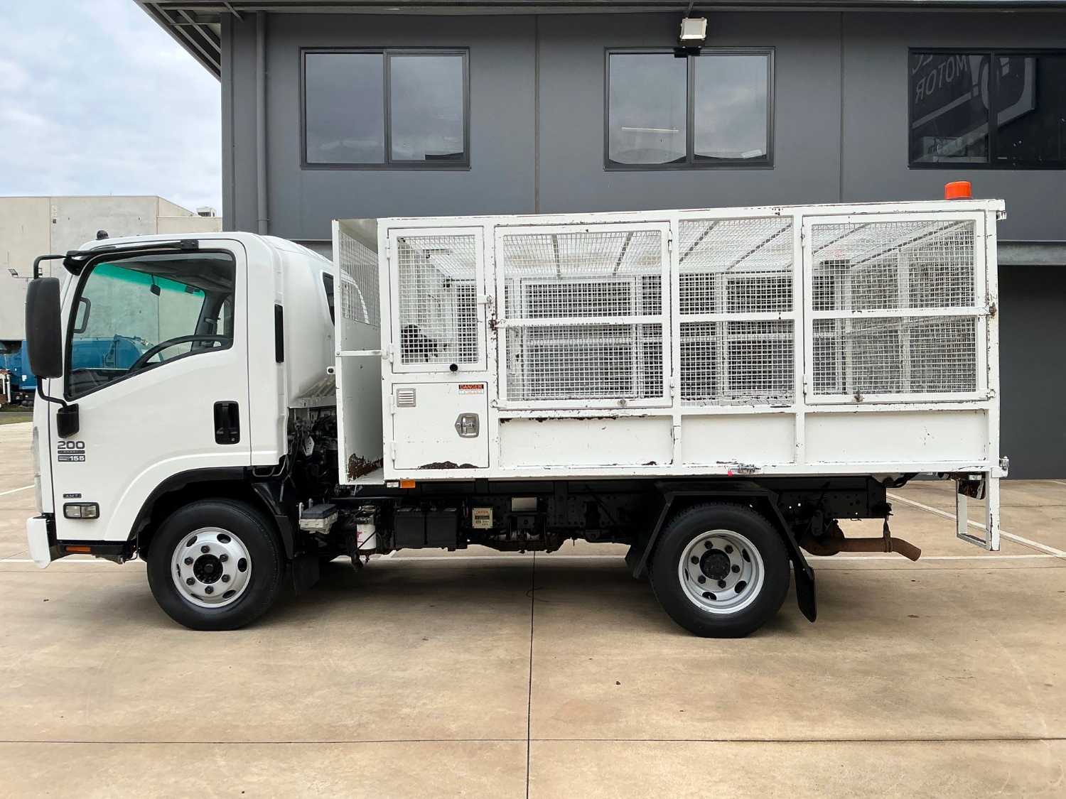 2014 ISUZU NPR200 TIPPER