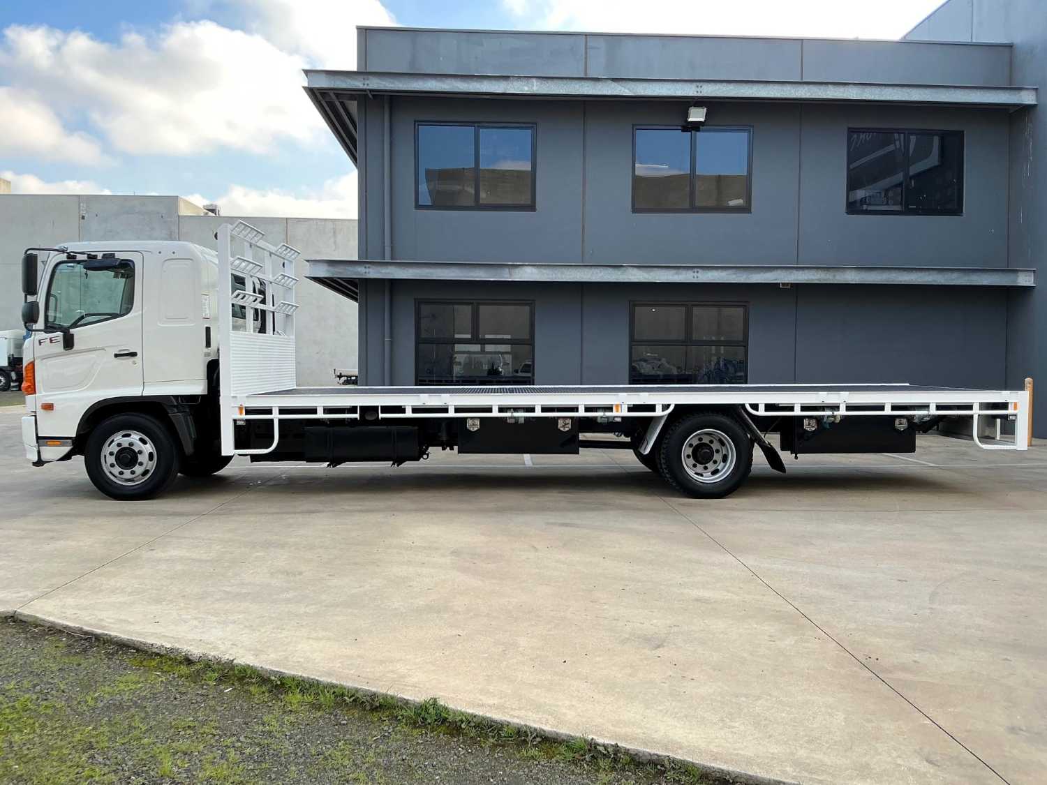 2016 HINO 500 TRAY