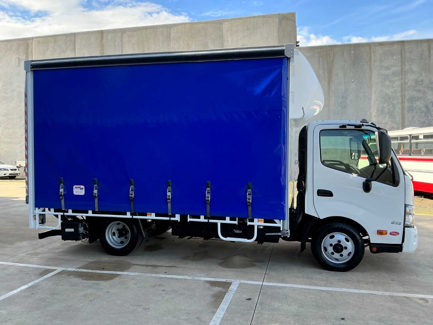 2017 HINO 300 CURTAINSIDER