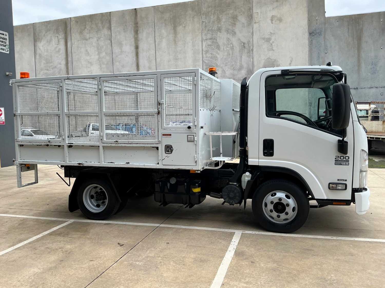 2014 ISUZU NPR200 TIPPER