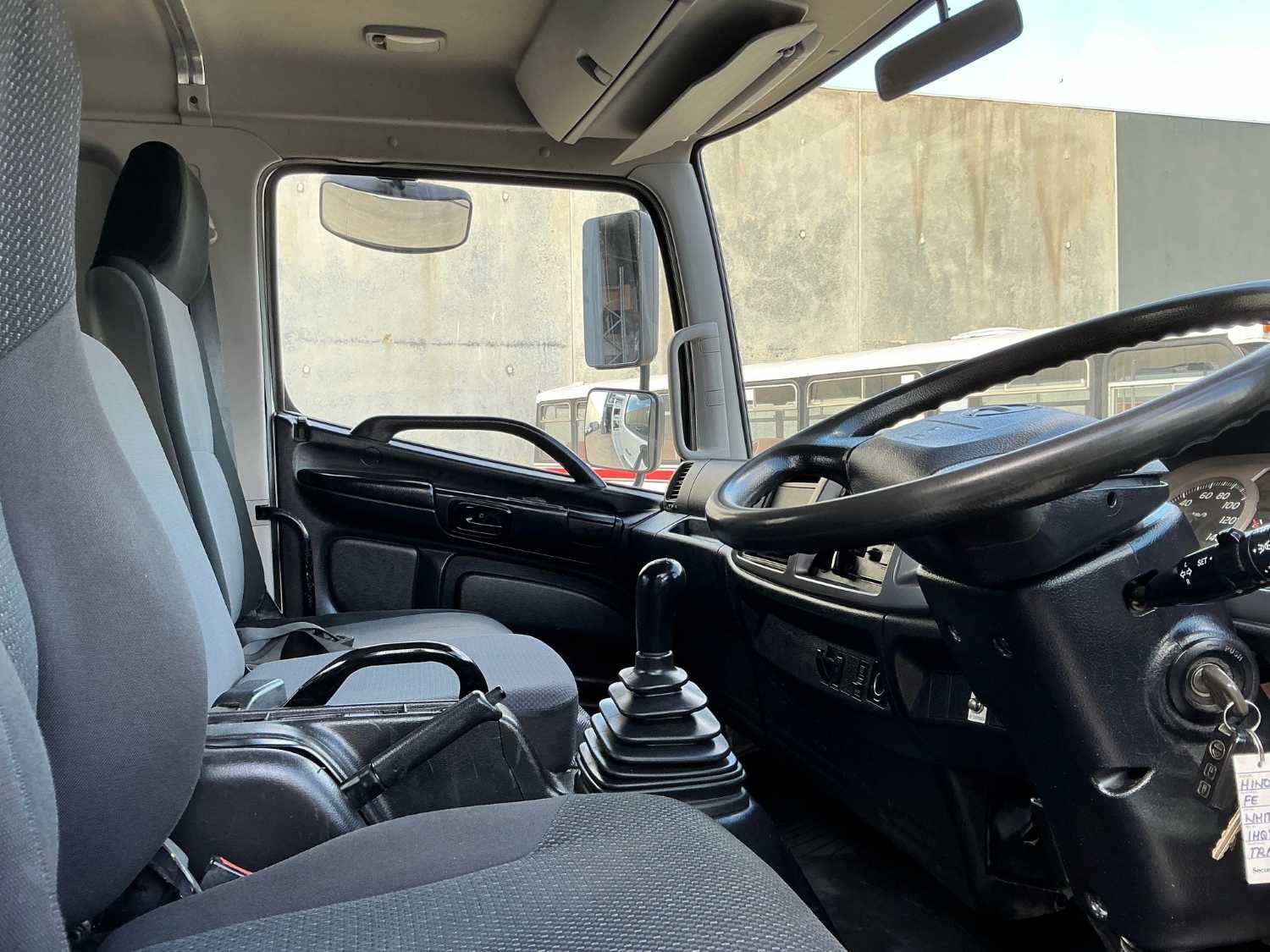 2016 HINO 500 TRAY