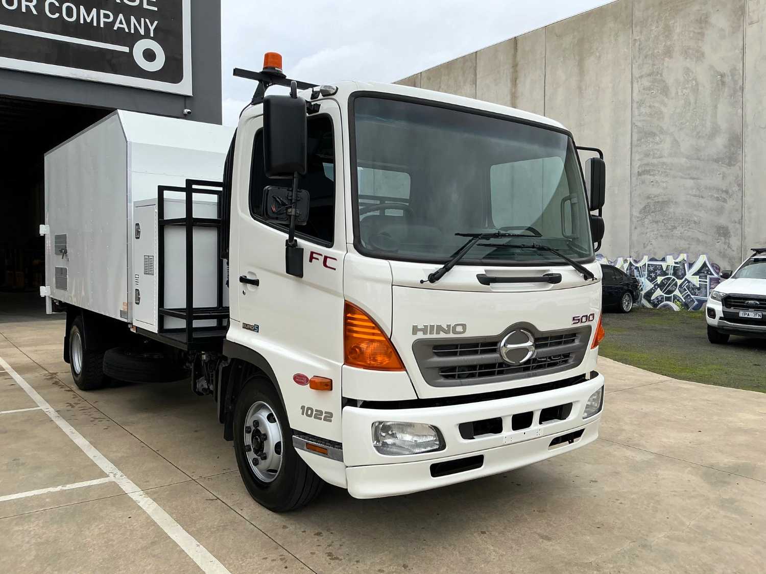 2013 HINO 500 CHIPPER TIPPER
