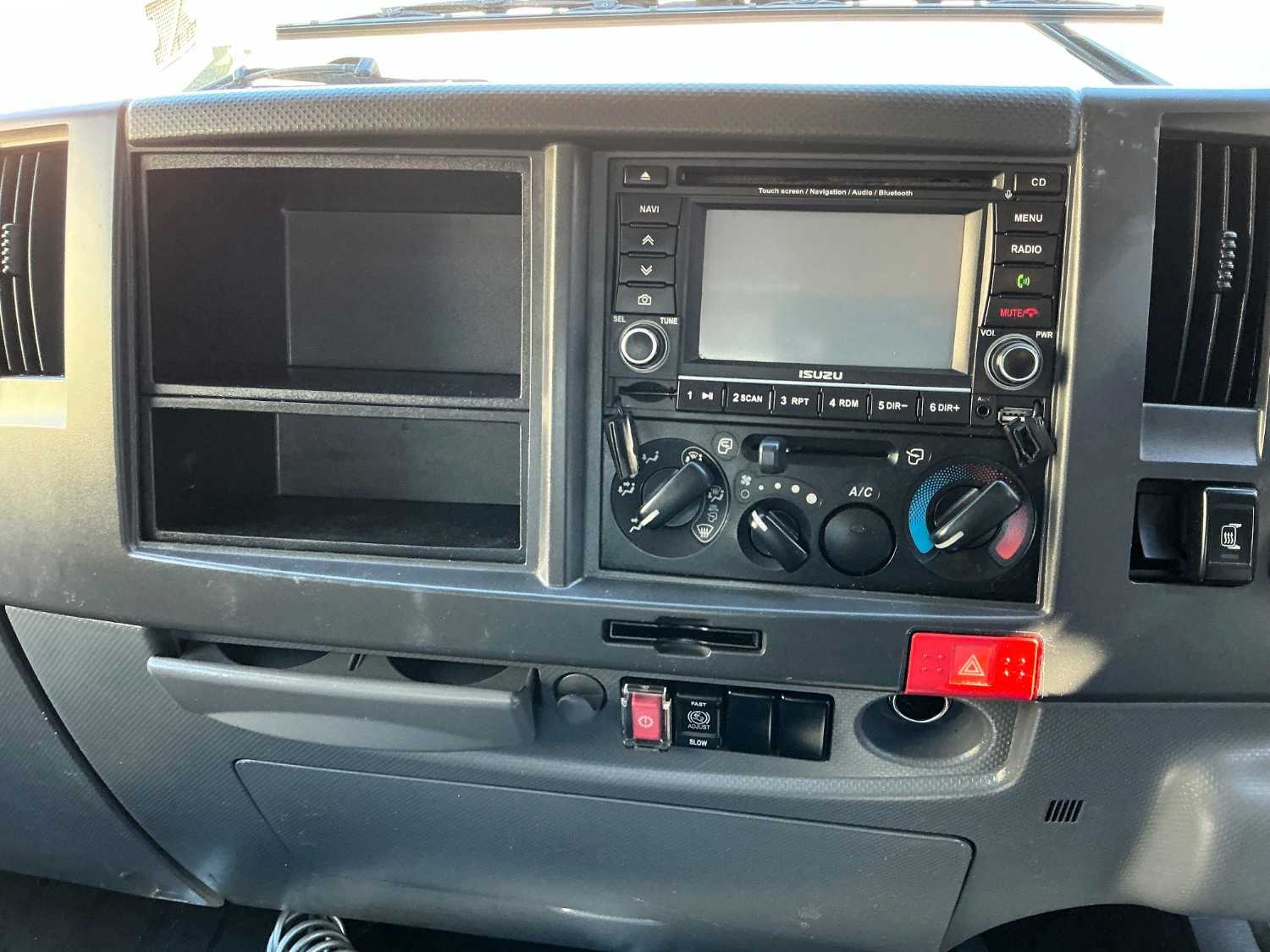2011 ISUZU FRR600 TRAY