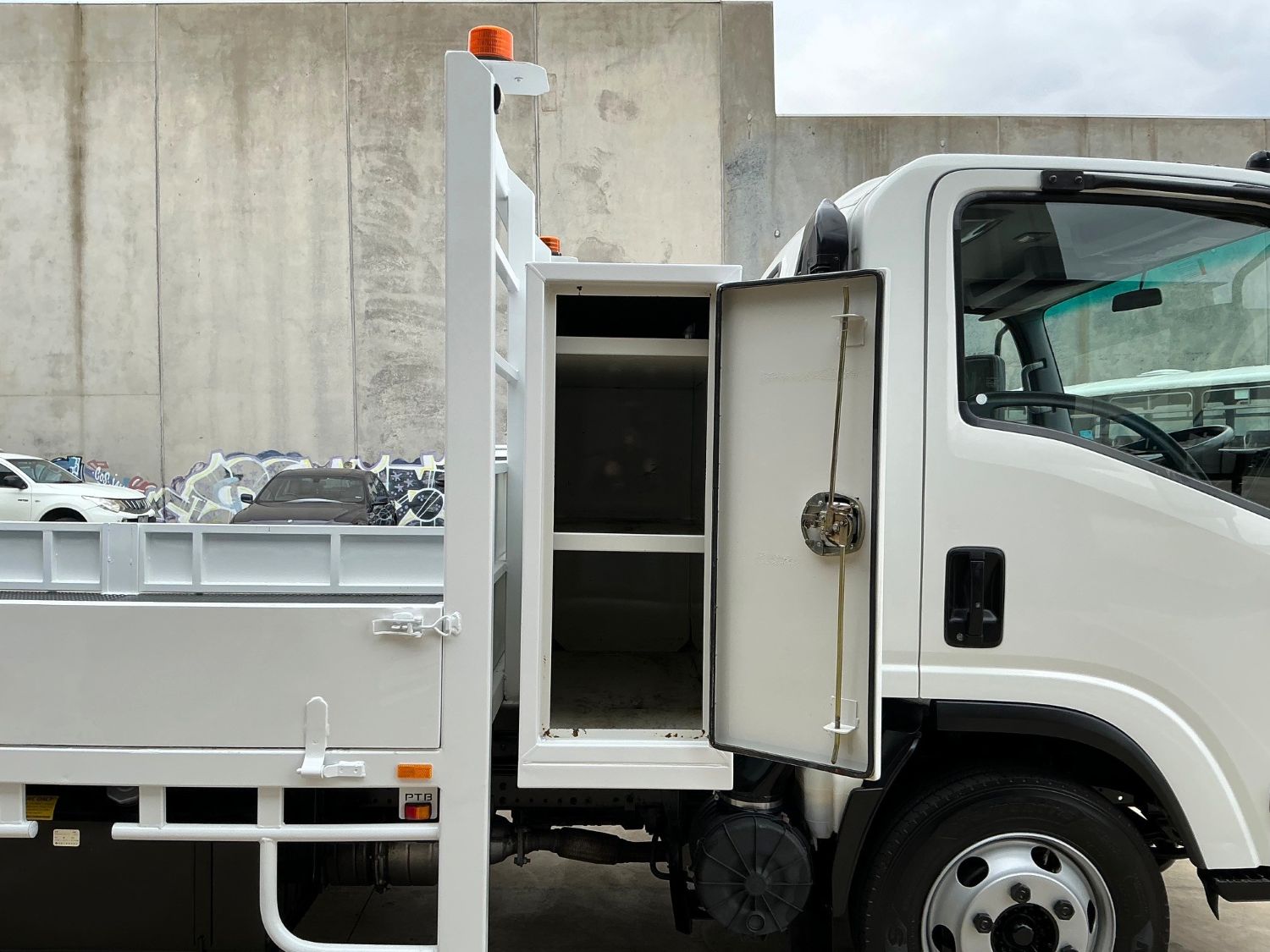 2014 ISUZU NPR400 TRAY