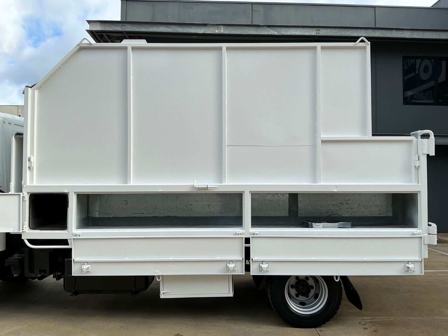 2008 MITSUBISHI FIGHTER CHIPPER TIPPER