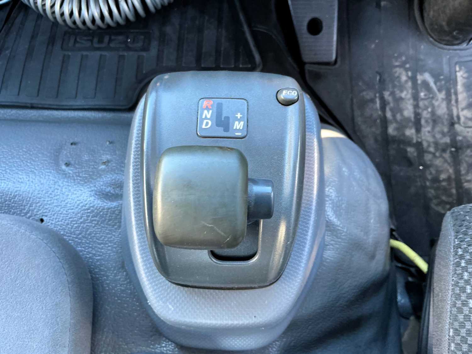 2011 ISUZU FRR600 TRAY