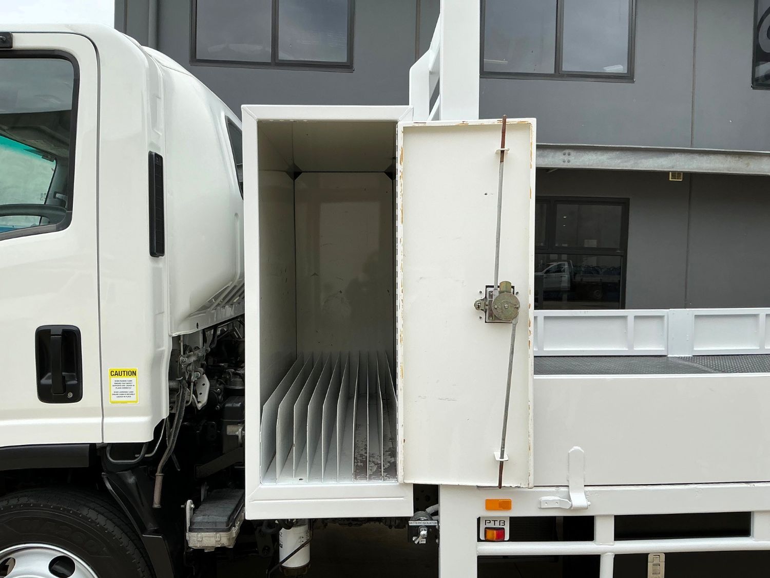 2014 ISUZU NPR400 TRAY
