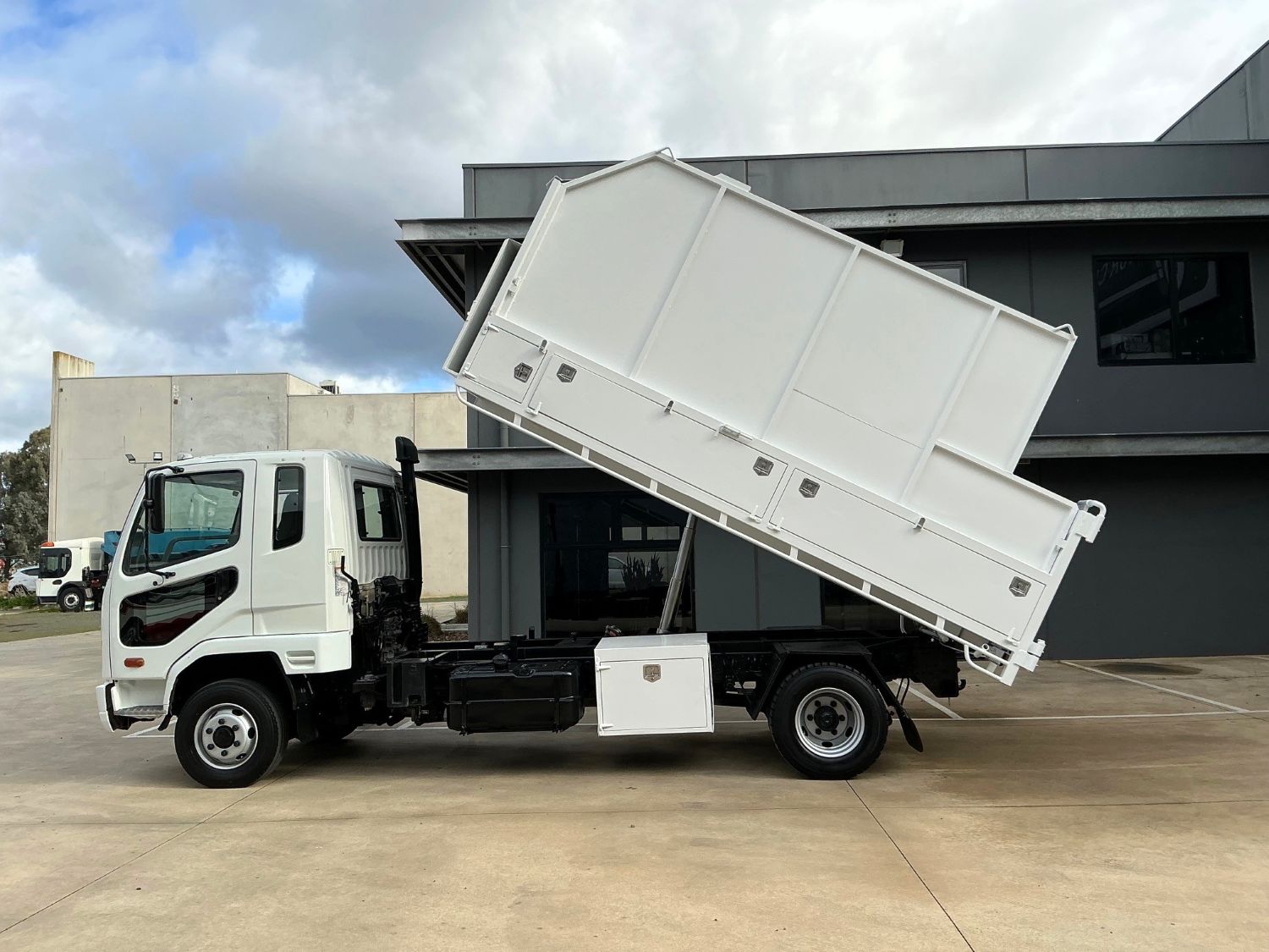 2008 MITSUBISHI FIGHTER CHIPPER TIPPER