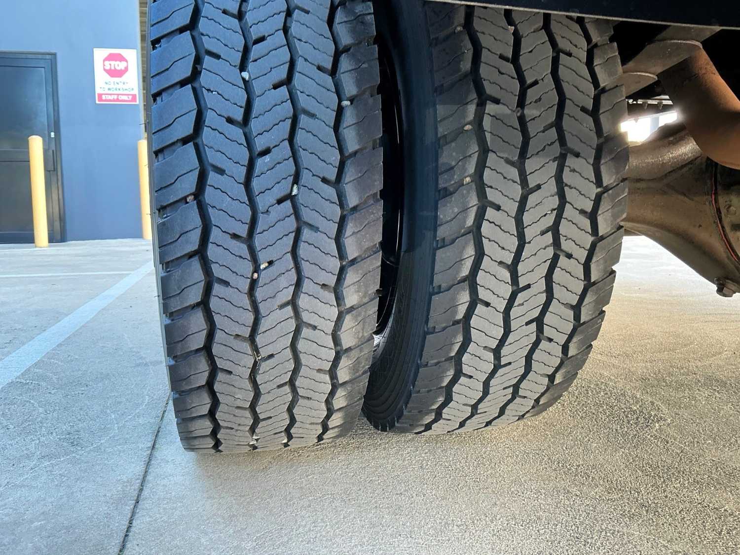 2011 ISUZU FRR600 TRAY