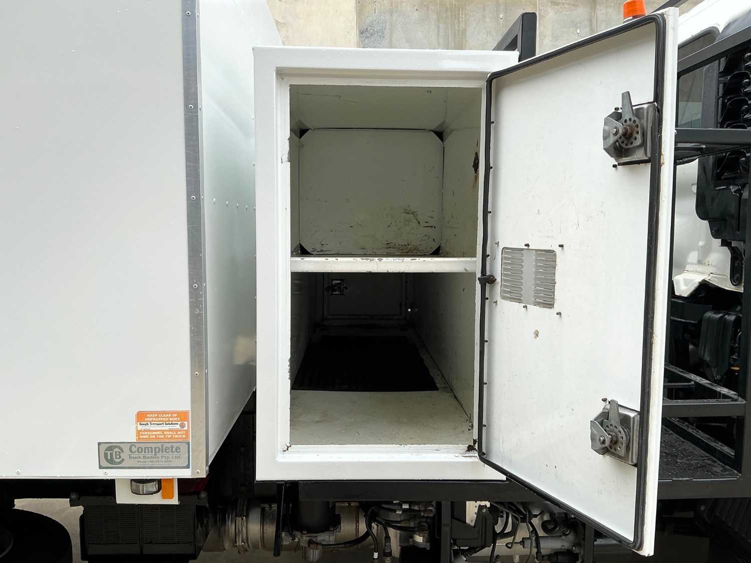 2013 HINO 500 CHIPPER TIPPER