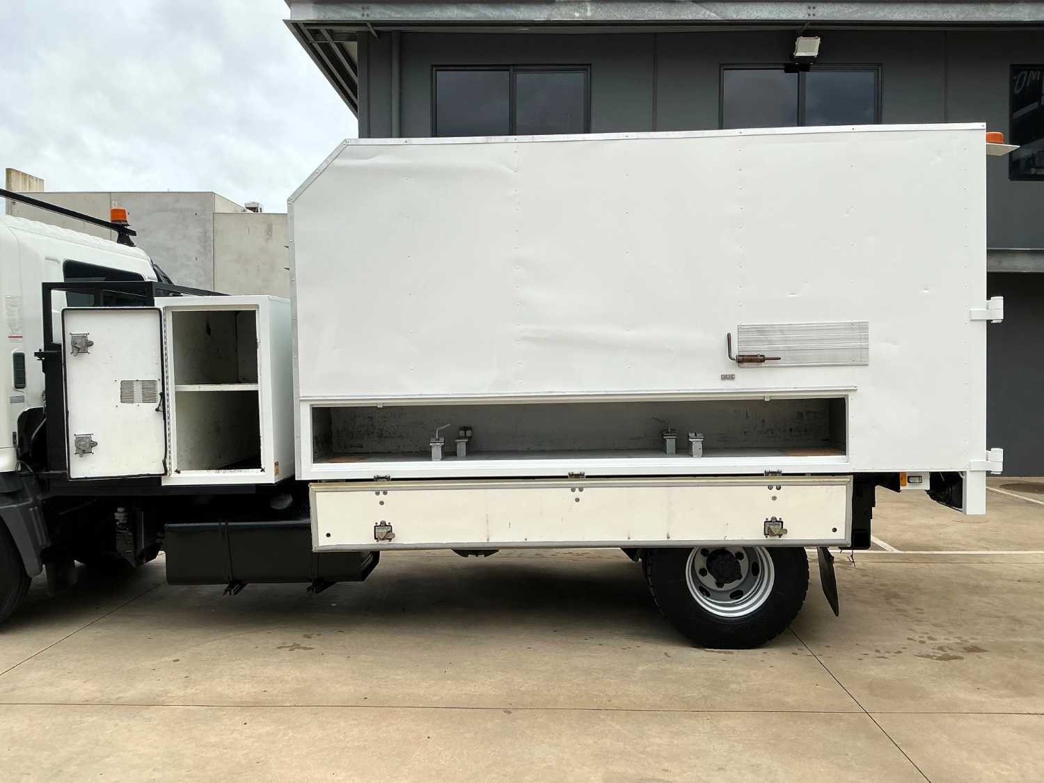 2013 HINO 500 CHIPPER TIPPER