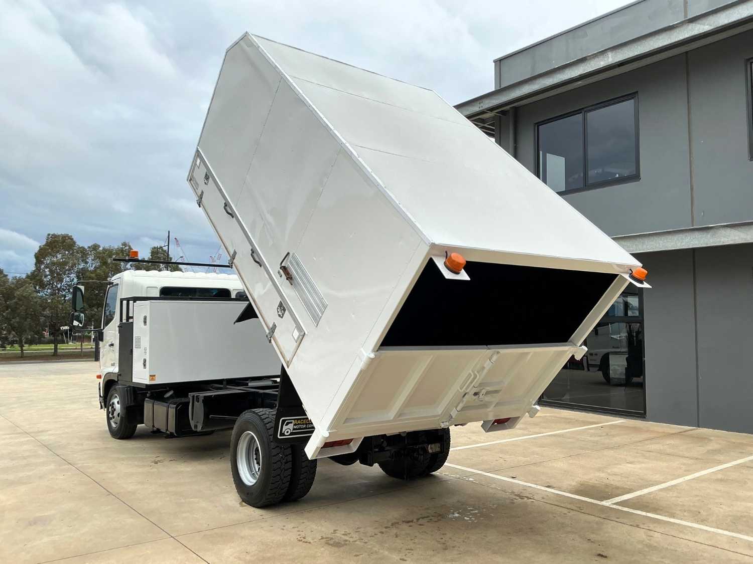 2013 HINO 500 CHIPPER TIPPER