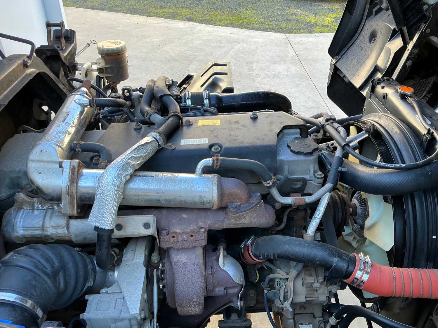 2011 ISUZU FRR600 TRAY