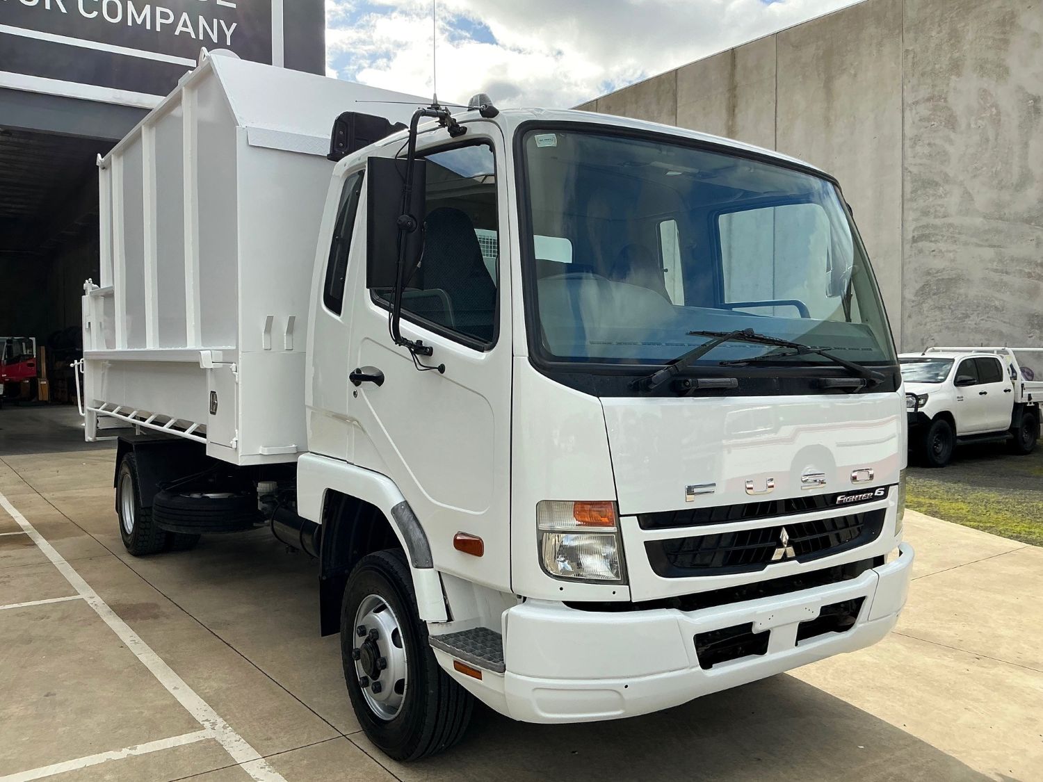 2008 MITSUBISHI FIGHTER CHIPPER TIPPER