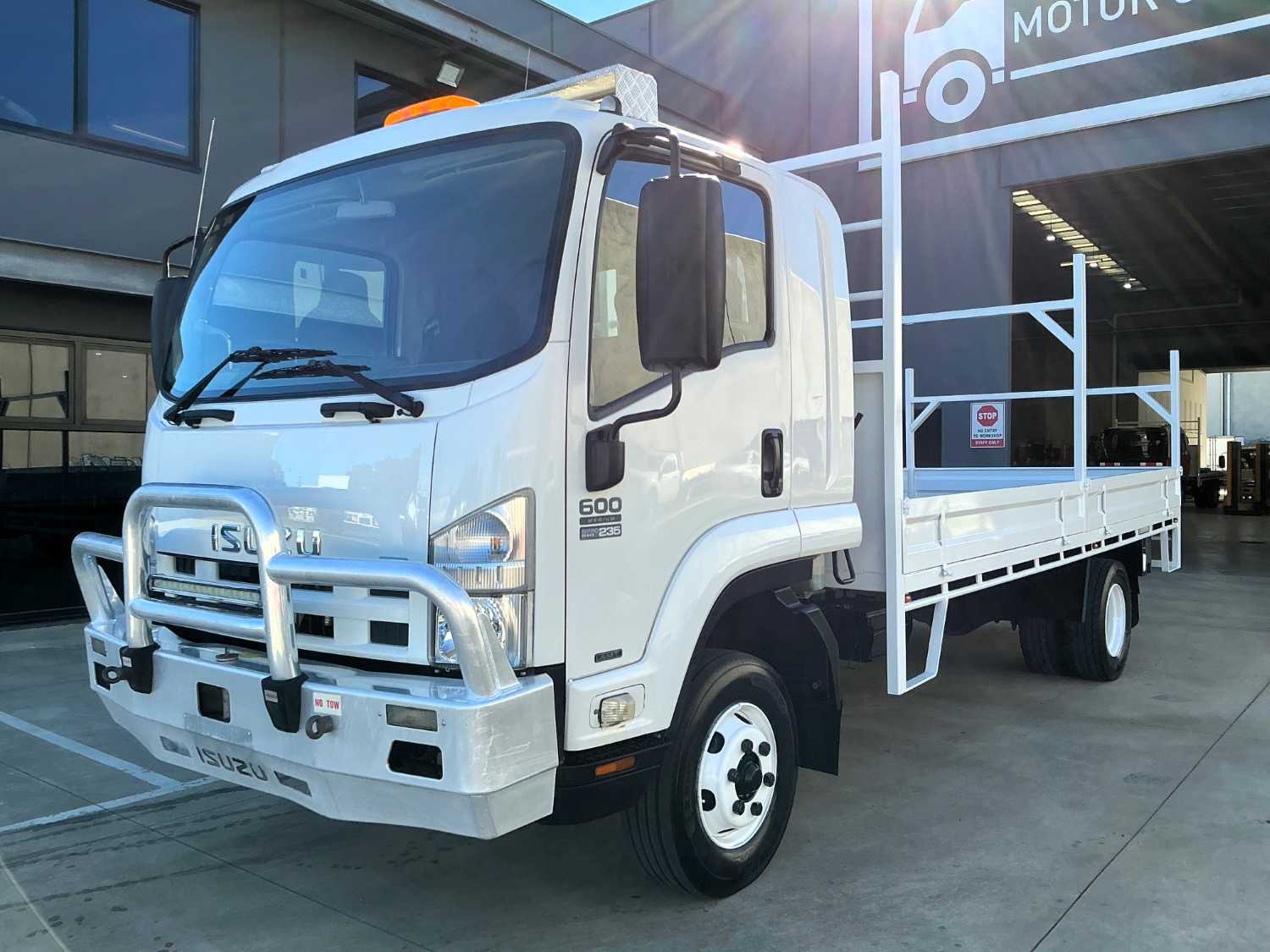 2011 ISUZU FRR600 TRAY