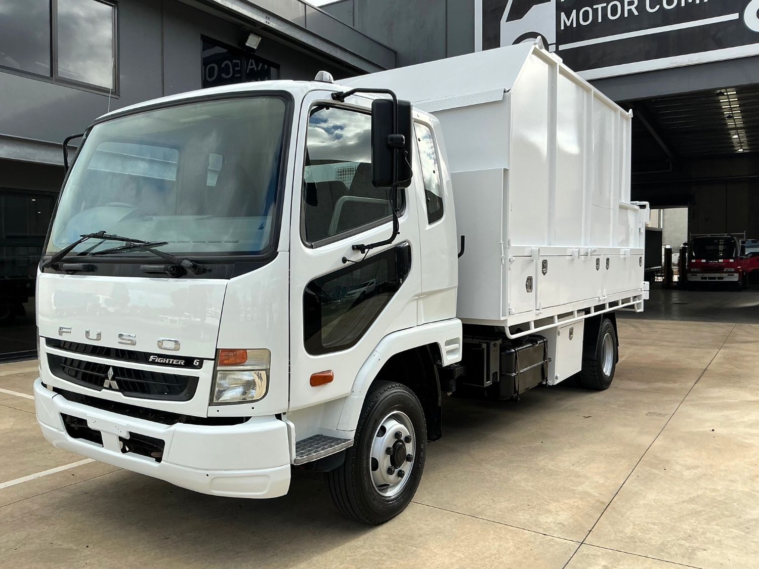 2008 MITSUBISHI FIGHTER CHIPPER TIPPER
