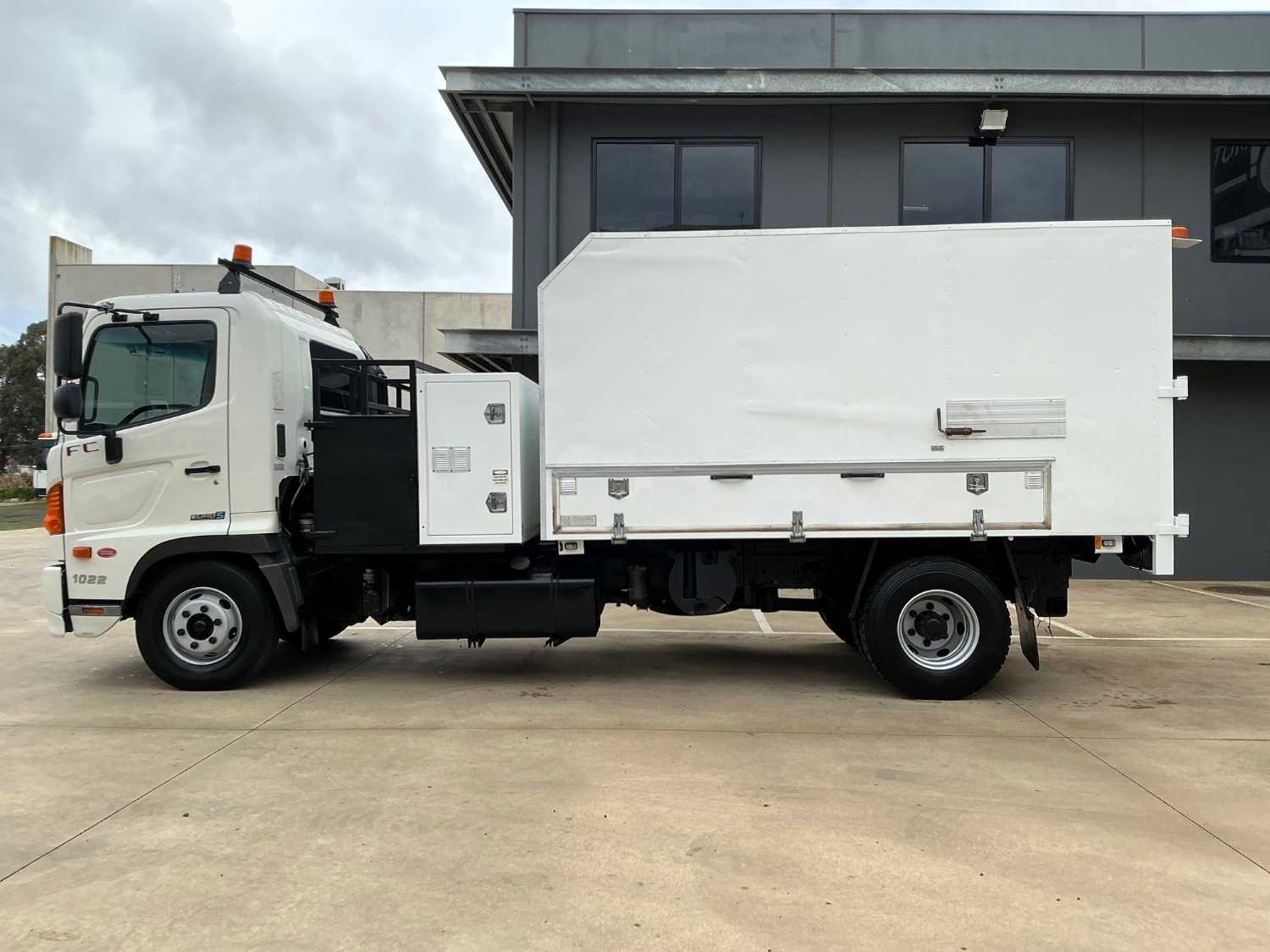 2013 HINO 500 CHIPPER TIPPER