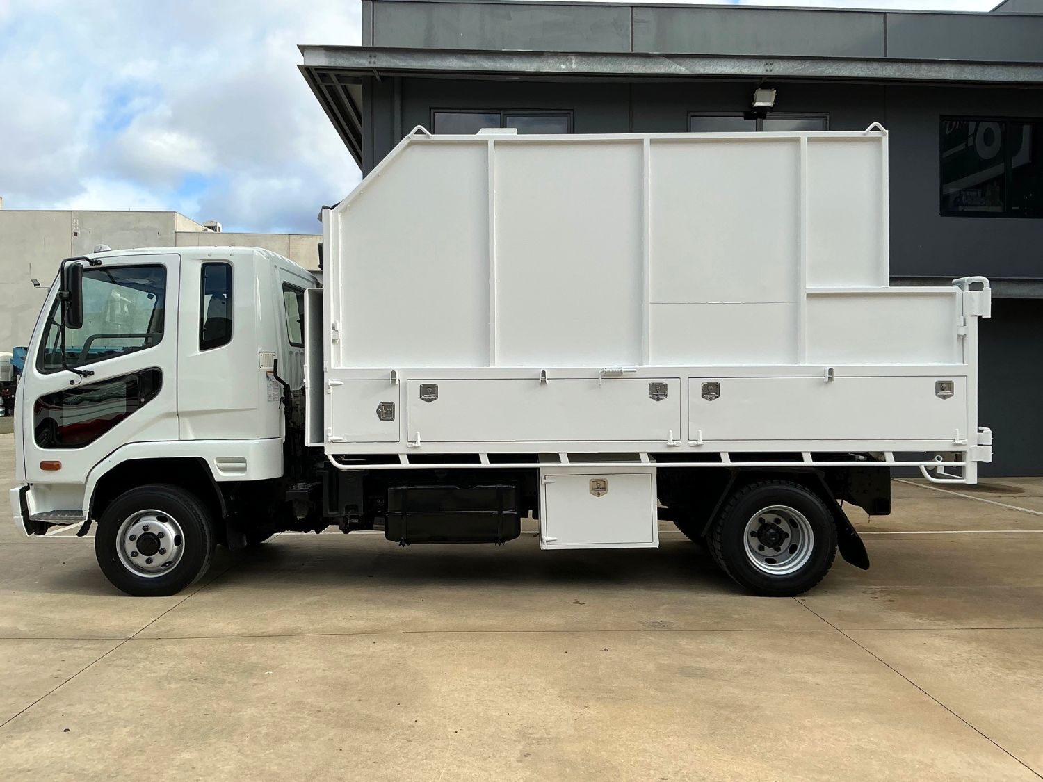 2008 MITSUBISHI FIGHTER CHIPPER TIPPER