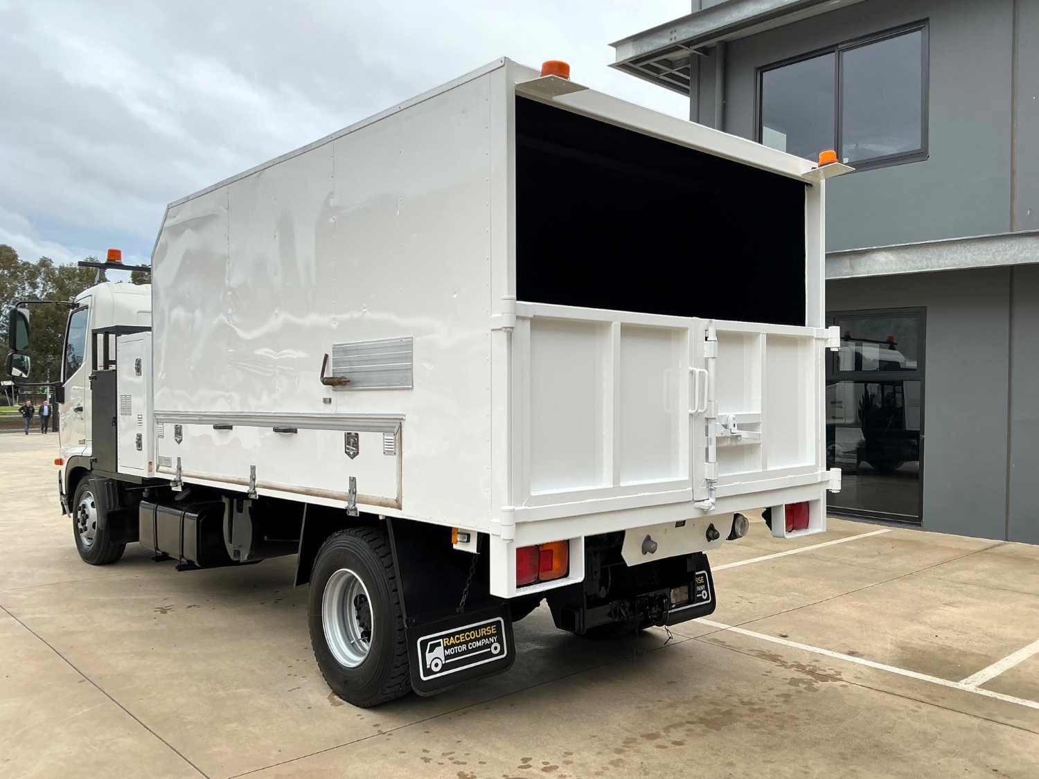 2013 HINO 500 CHIPPER TIPPER