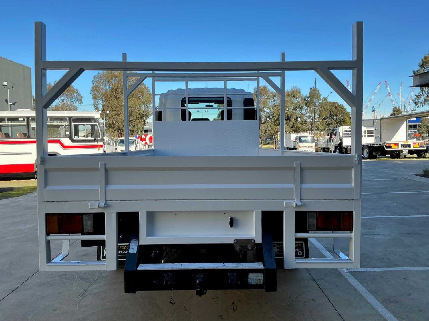 2011 ISUZU FRR600 TRAY