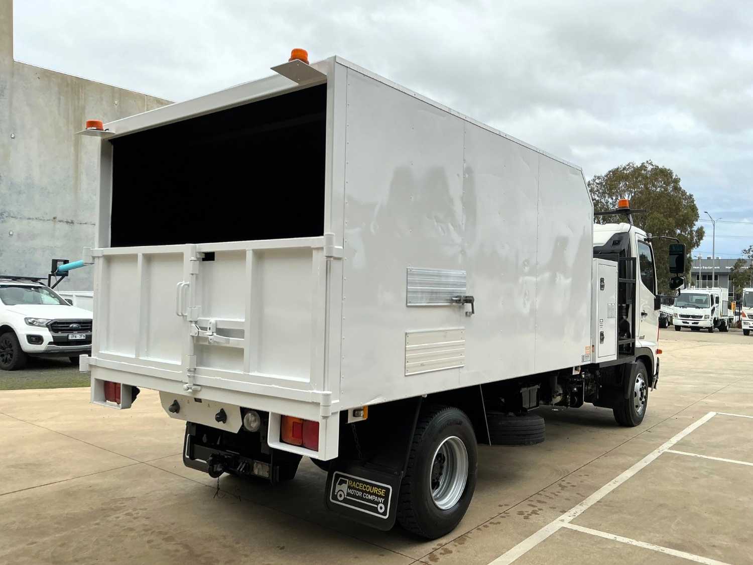 2013 HINO 500 CHIPPER TIPPER
