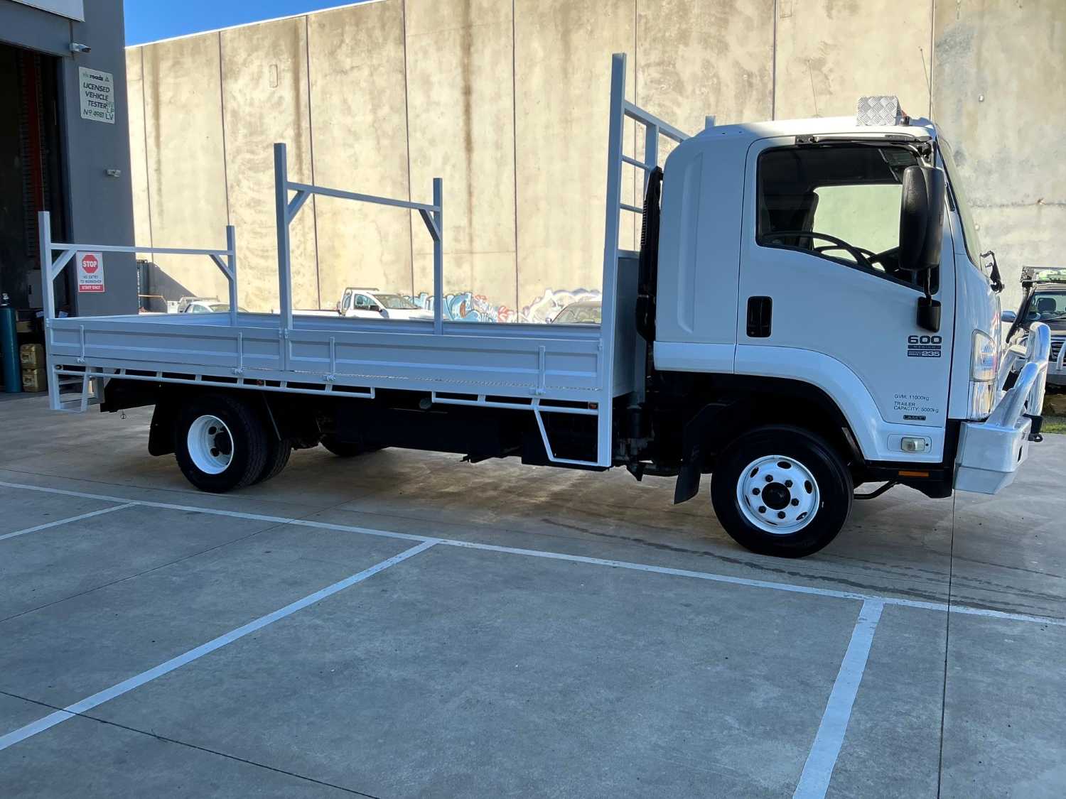 2011 ISUZU FRR600 TRAY