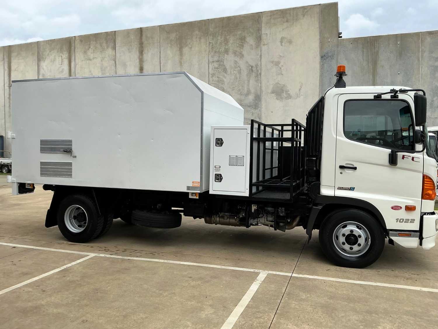 2013 HINO 500 CHIPPER TIPPER