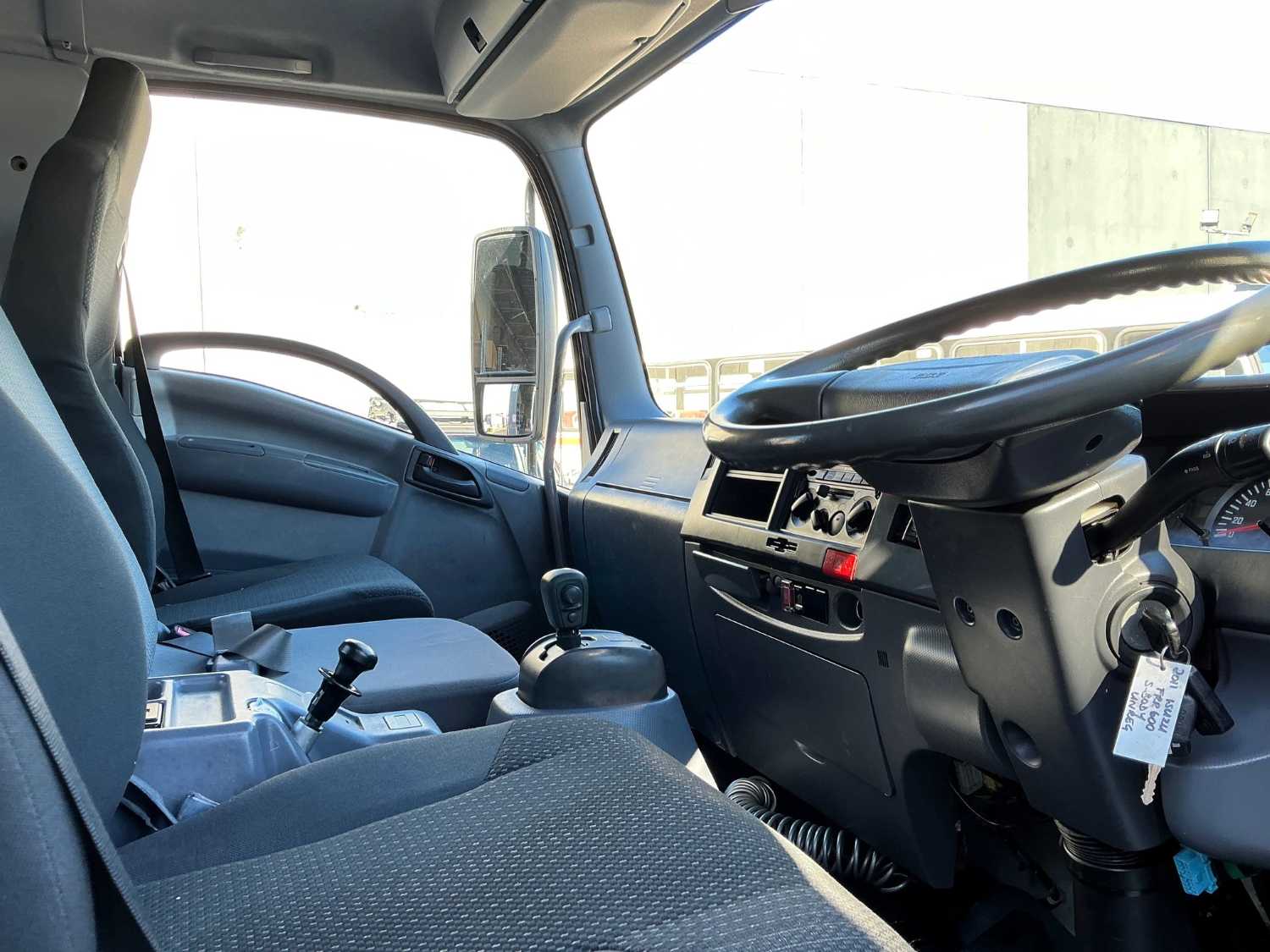 2011 ISUZU FRR600 TRAY