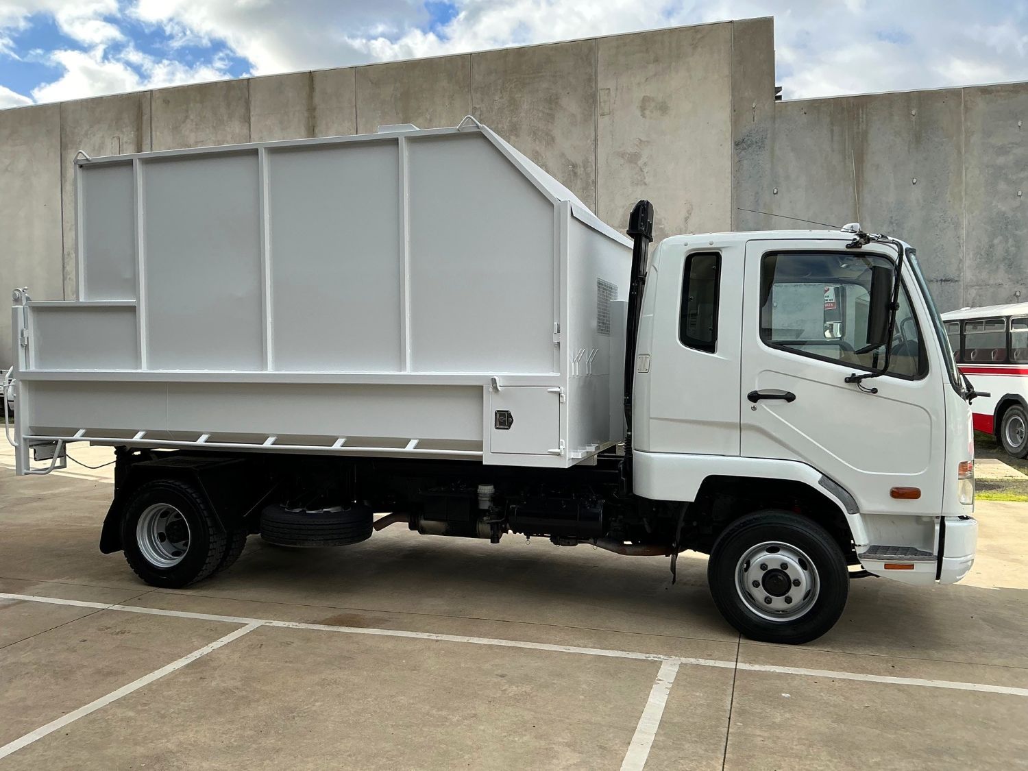 2008 MITSUBISHI FIGHTER CHIPPER TIPPER