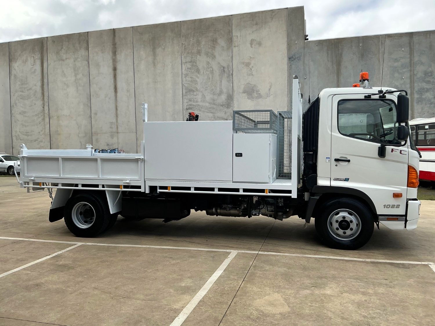 2014 Hino FC500 Service Body/Tipper