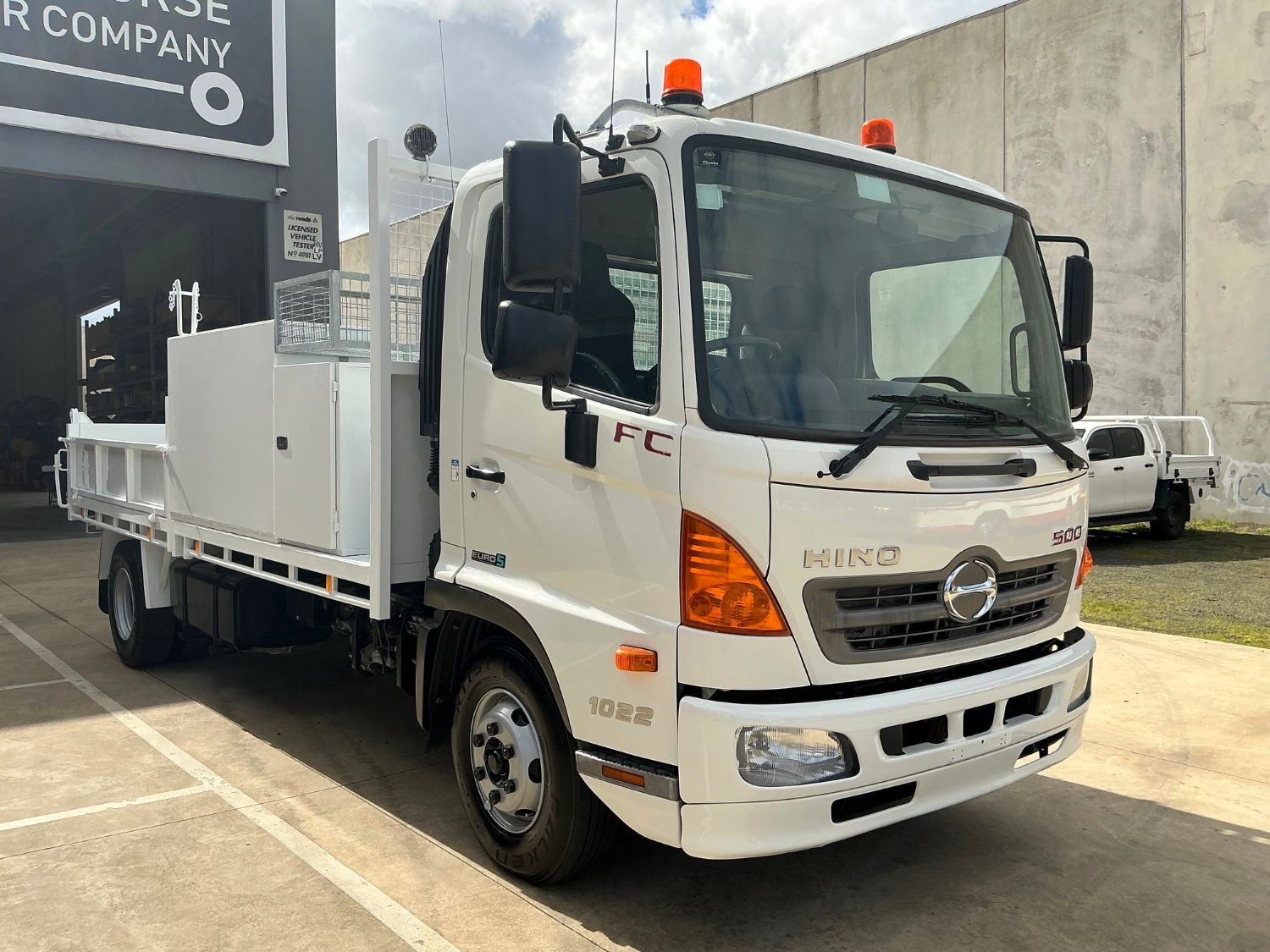 2014 Hino FC500 Service Body/Tipper