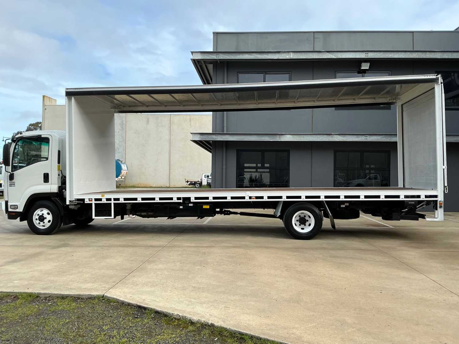 2015 ISUZU FRR500 CURTAINSIDER