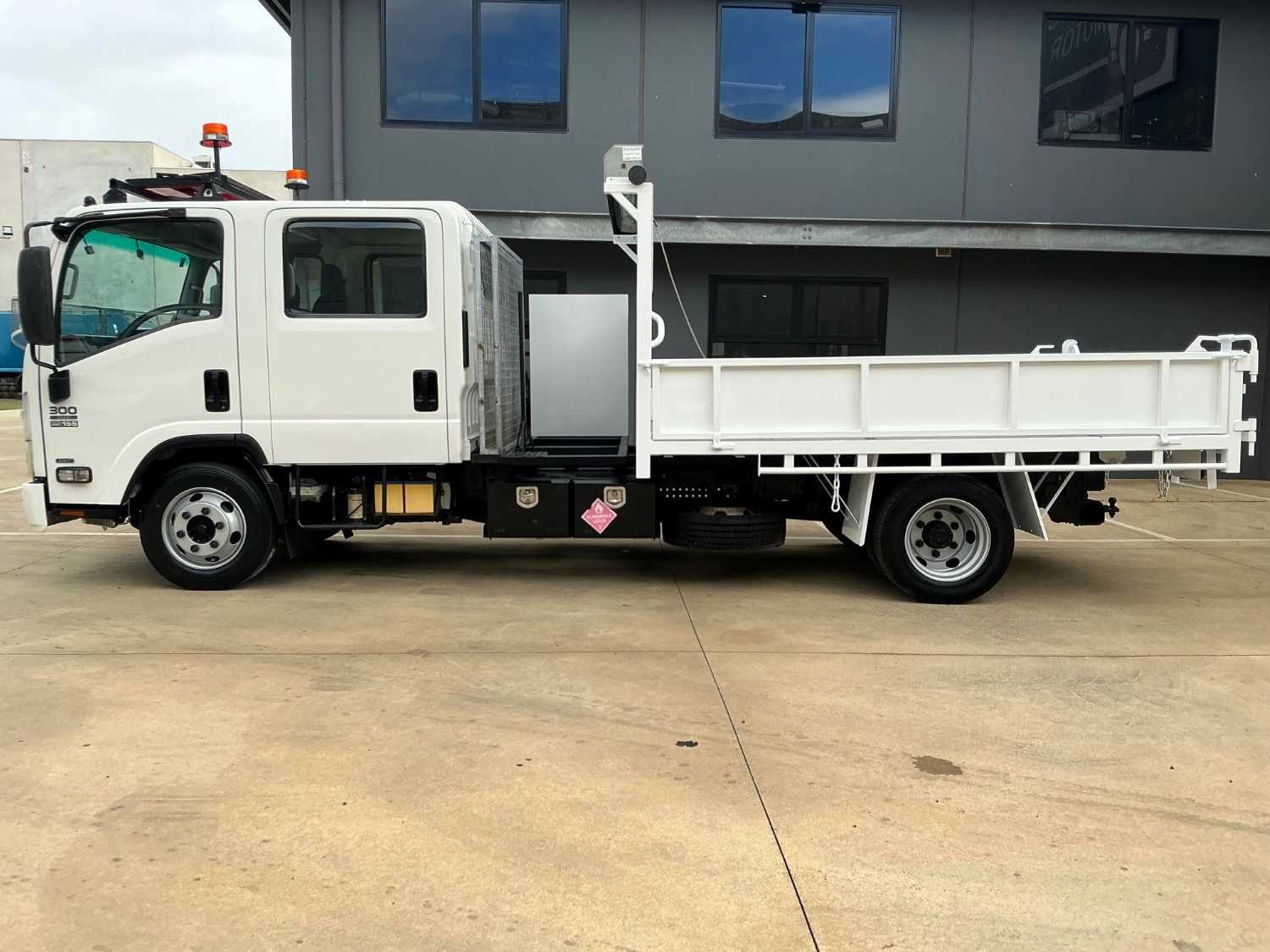 2015 ISUZU NPR300 DUAL CAB TIPPER