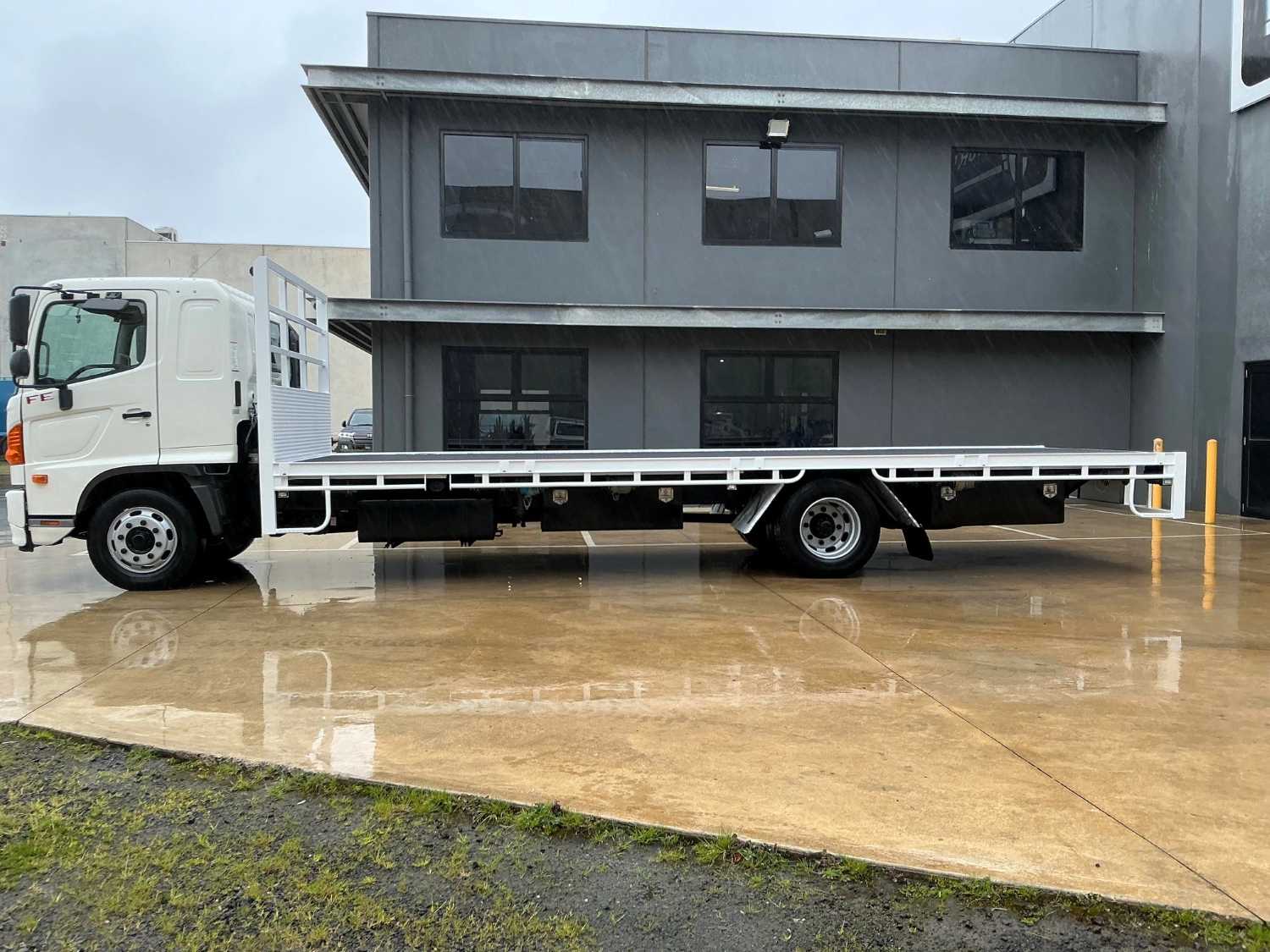 2016 HINO FE TRAY