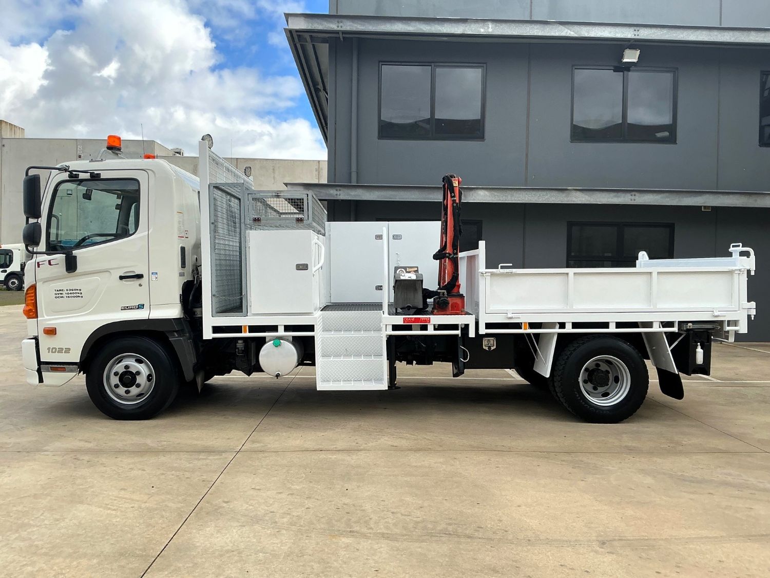 2014 Hino FC500 Service Body/Tipper