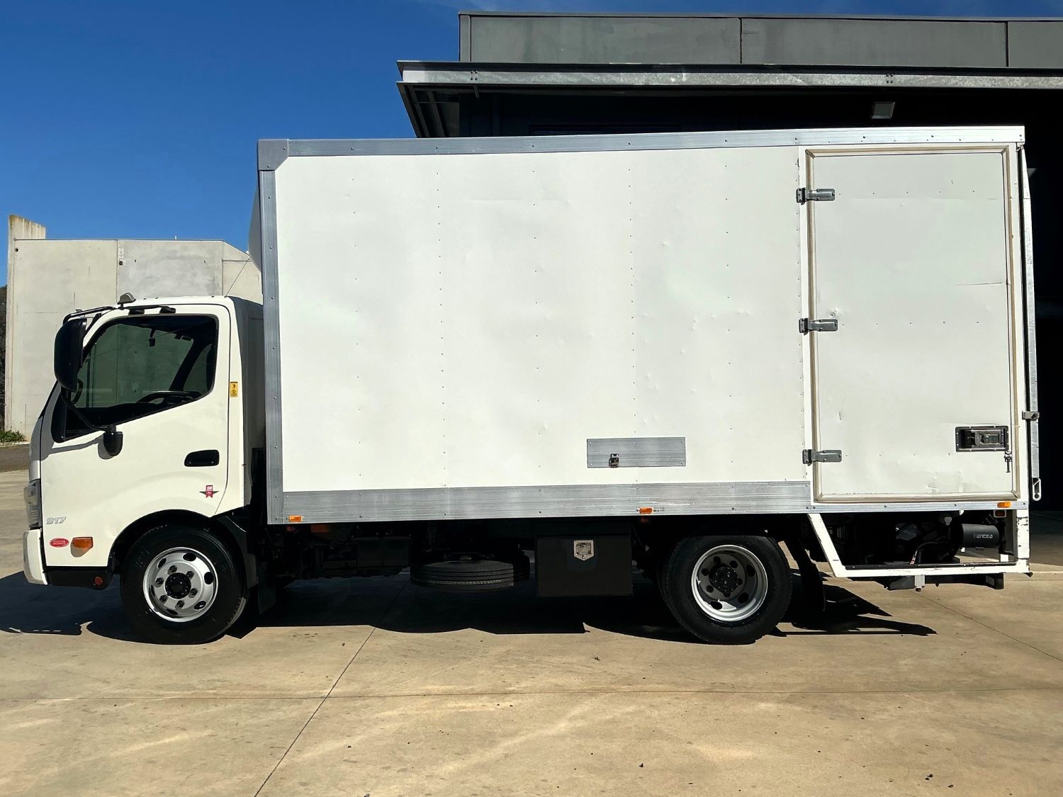 2016 HINO 300 PANTECH