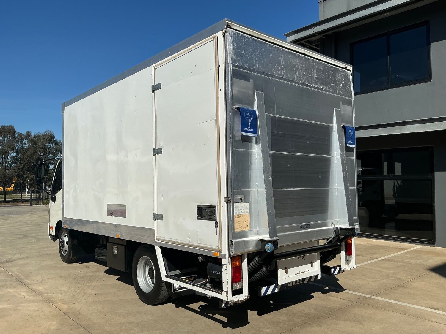 2016 HINO 300 PANTECH