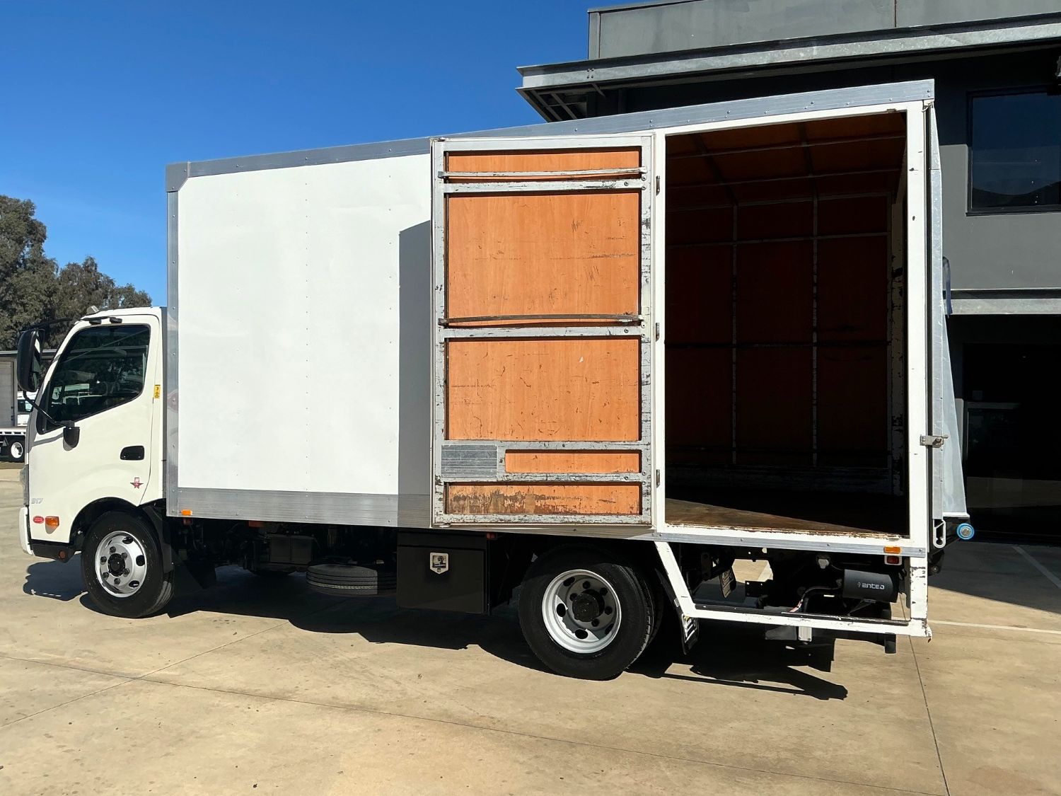 2016 HINO 300 PANTECH