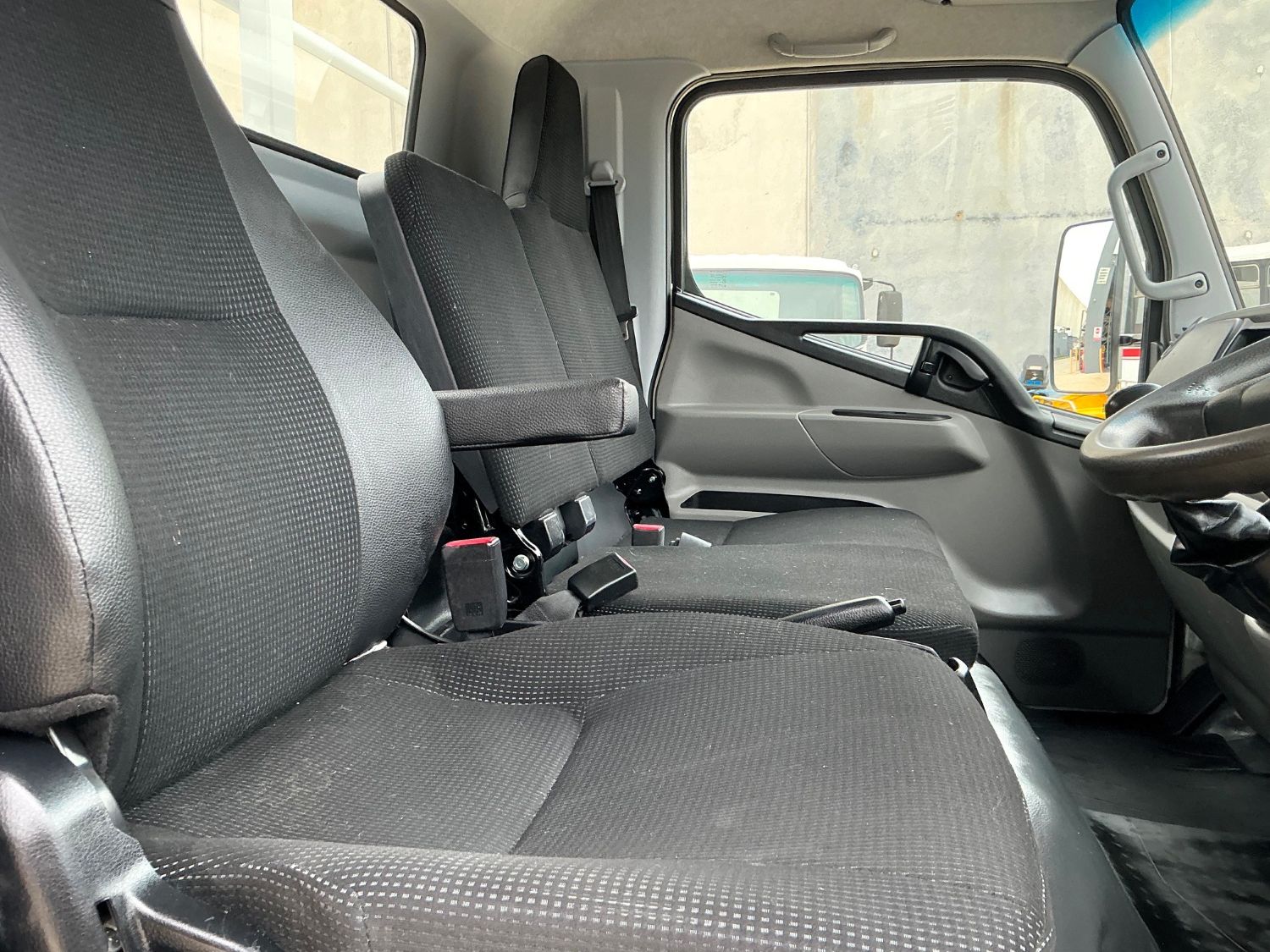 2020 MITSUBISHI CANTER TRAY