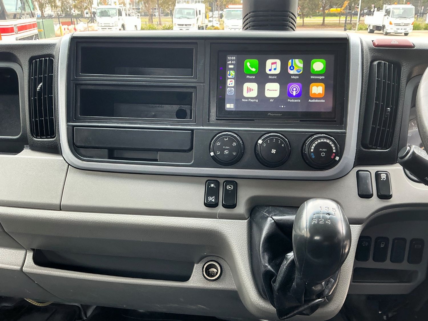 2020 MITSUBISHI CANTER TRAY